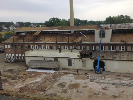 Odstraňovanie azbestovej strešnej krytiny, kde nedočiahneme, nastupuje mechanizácia.